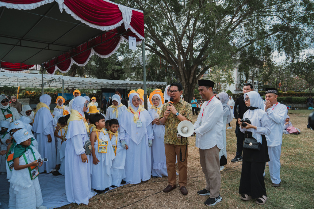 Lomba Peragaan Manasik Haji dan Mewarnai, Sekda Adi Arnawa Serahkan Piala Ketua IGRA